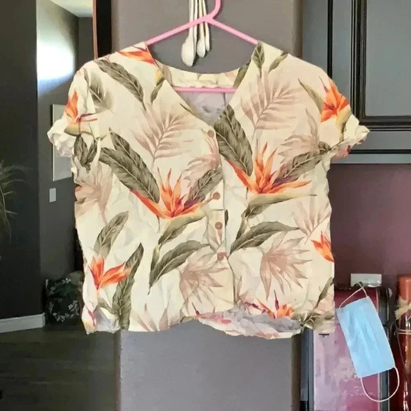 Tops - Women’s floral crop top / C72